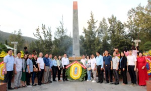 Vụ Địa phương III (Ban Tổ chức Trung ương) phối hợp với Ban Tổ chức Tỉnh ủy Sóc Trăng tổ chức về nguồn tại Côn Đảo